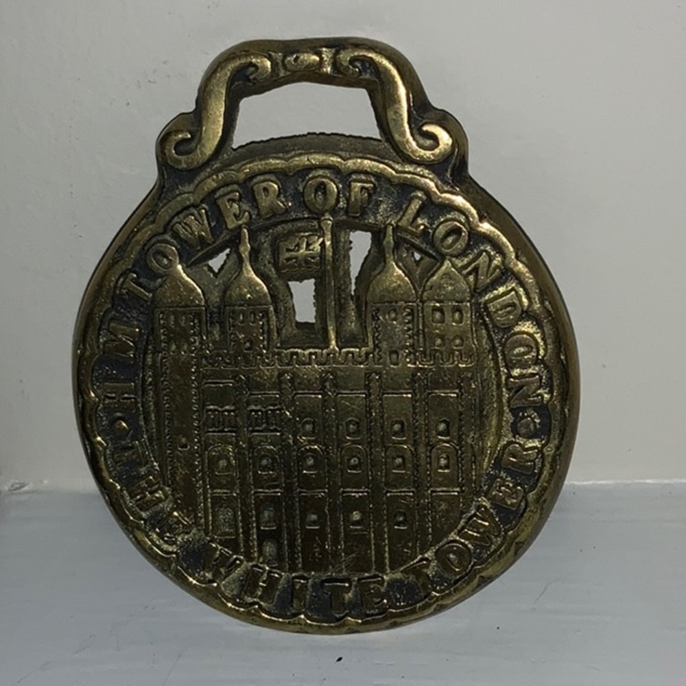 Tower of London The White Tower of London Metal Horse Medallion